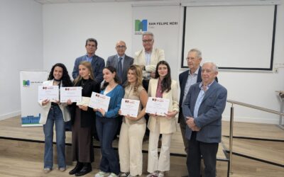 Los economistas gaditanos entregan al Colegio San Felipe Neri el premio como ganador del III Torneo de Debate Económico