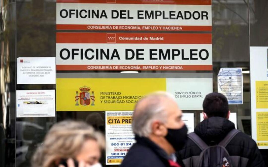 Problemas de ajuste en el mercado laboral español por salarios bajos.